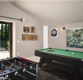 4 Bedroom Luxury Villa Retreat with Heated Infinity Pool near Buje, Sleeps 8-10
